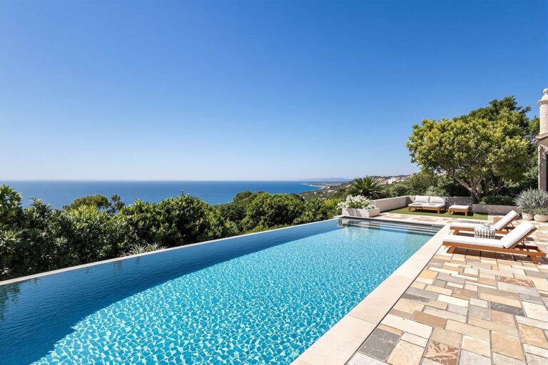 Piscina infinita en villa exclusiva de la Costa Brava